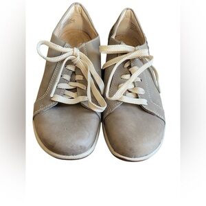 AETREX DANA WARM GRAY NWOT WOMENS SNEAKERS SZ 7